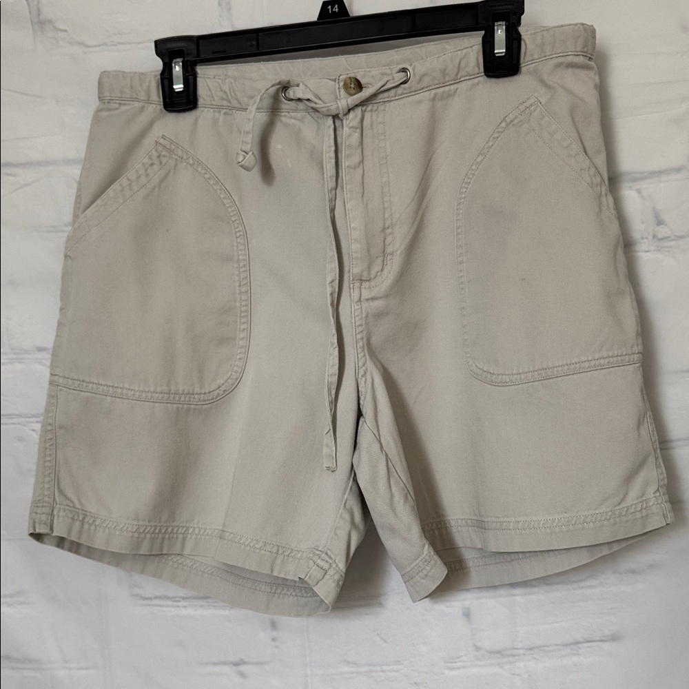 Columbia khaki shorts Women’s Medium